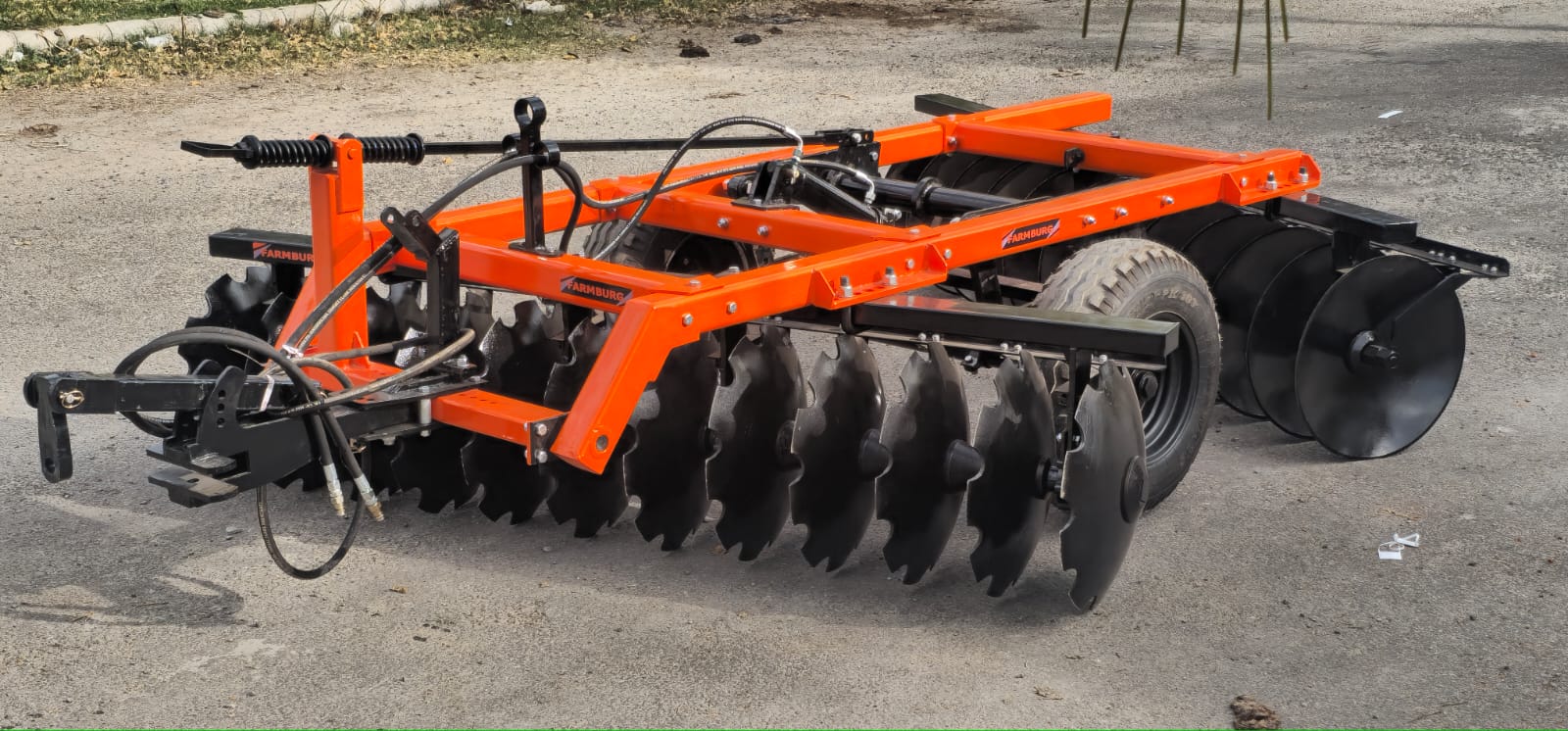 heavy duty hydraulic disc harrow image 1
